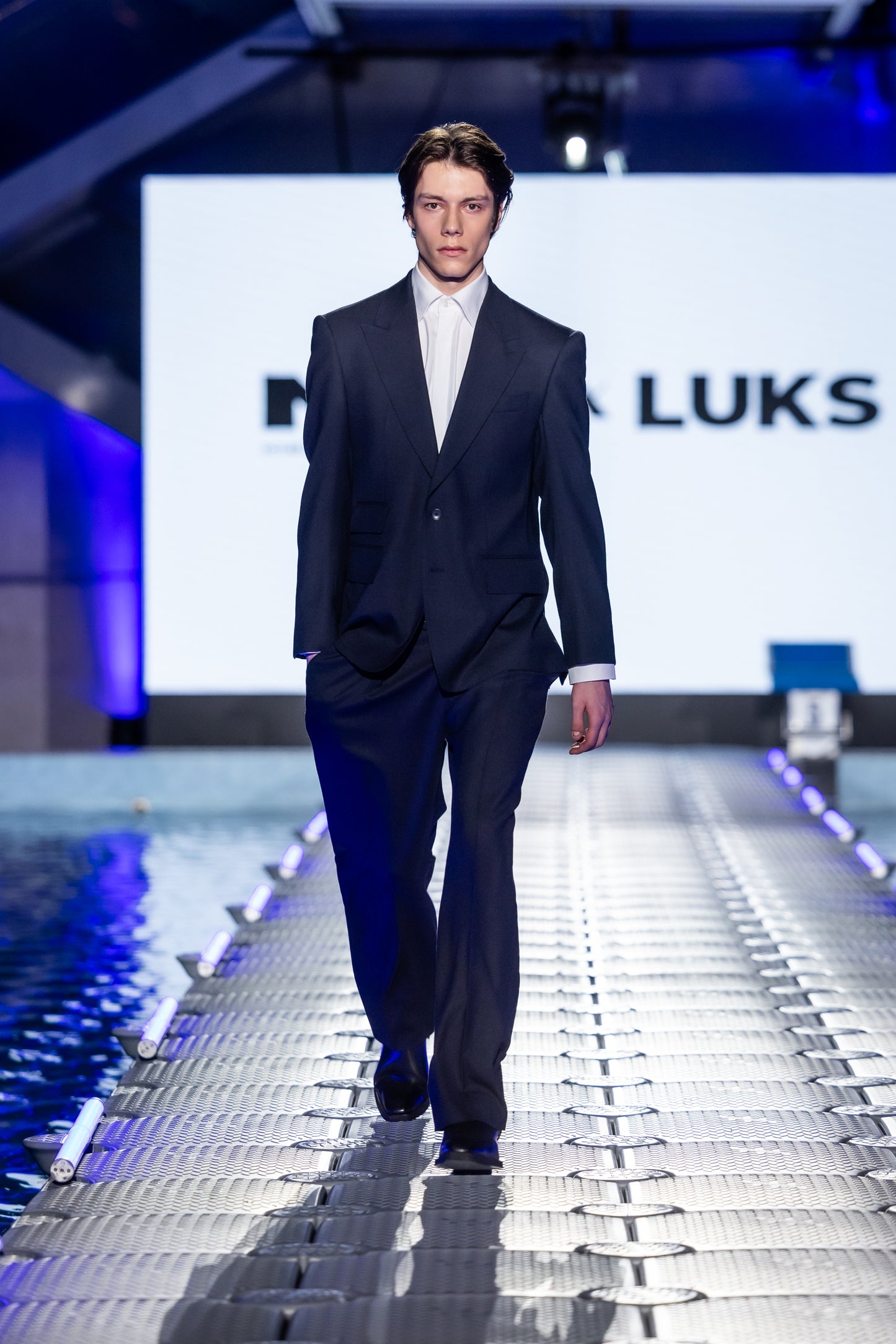 Two Buttons Peak Lapel Travel Suit Blazer